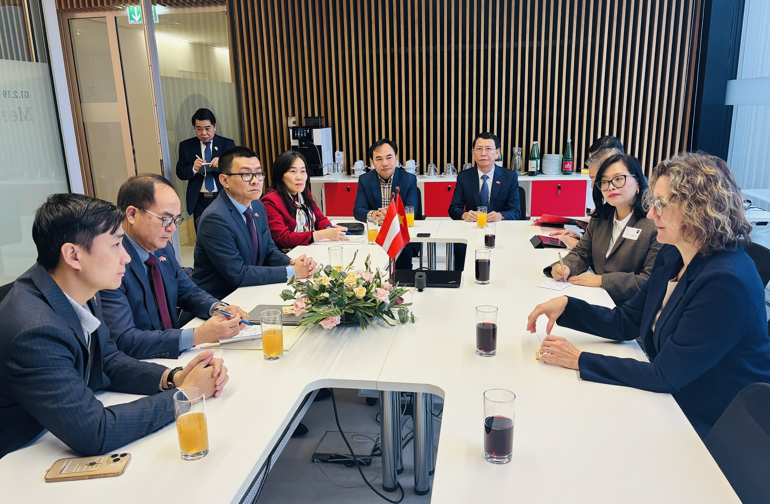 Cơ hội mới, lương hấp dẫn 1 Một nước châu Âu “nhắm” nhân lực Việt Nam từ công nghệ, y tế đến... trồng nho - Ảnh 1.