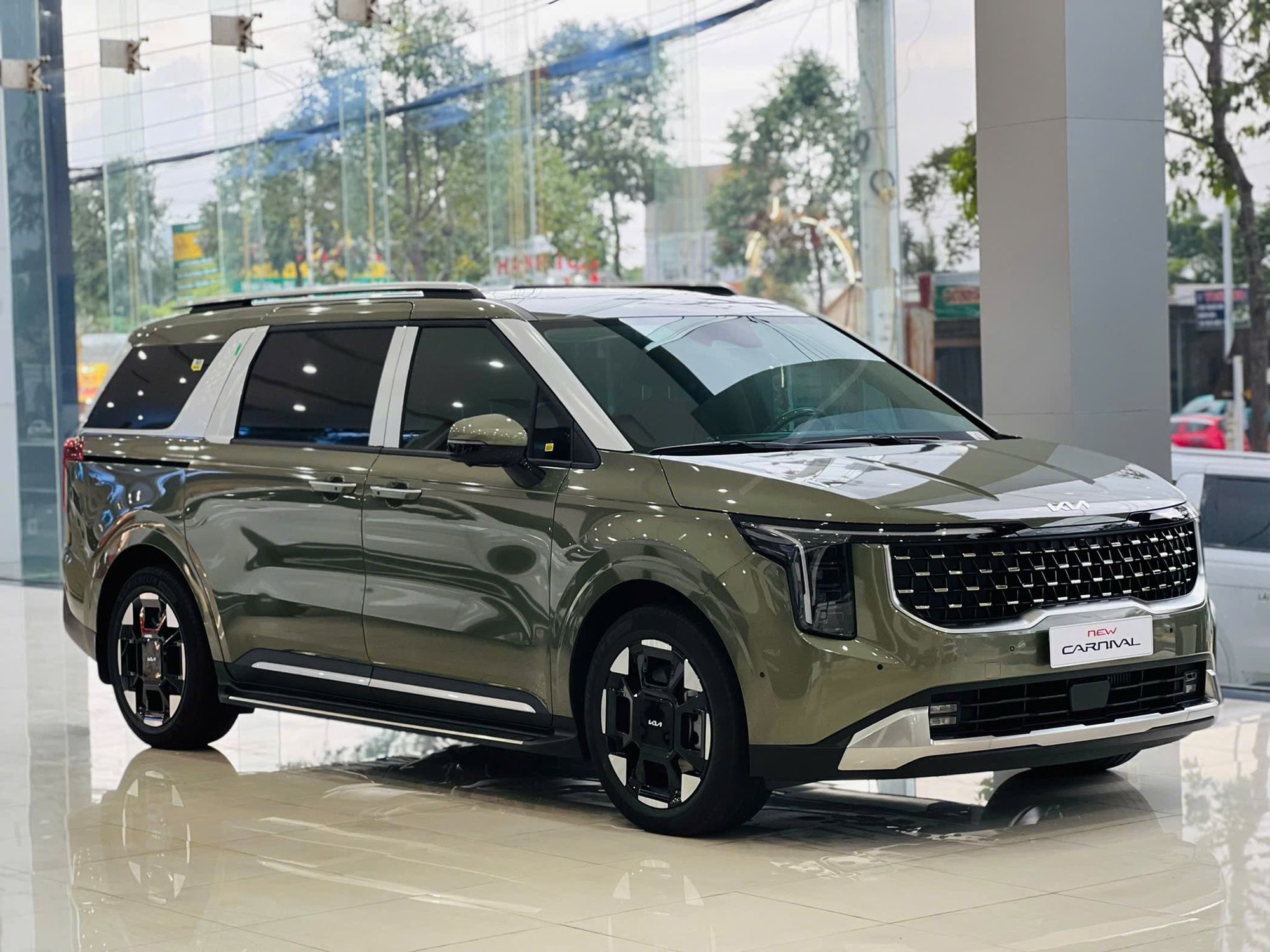 Hàng loạt xe MPV giảm giá tới trăm triệu đồng: Có mẫu giá thực tế chỉ ngang bản tiêu chuẩn CUV cỡ A- Ảnh 1.