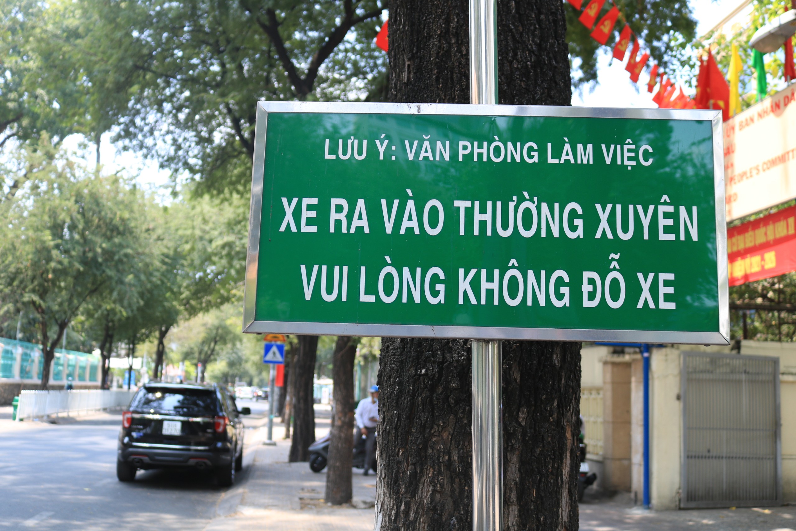 Có nên quy định quyền của chủ nhà khi ô tô đỗ trước cửa?- Ảnh 1. Có nên quy định quyền của chủ nhà khi ô tô đỗ trước cửa?- Ảnh 1.