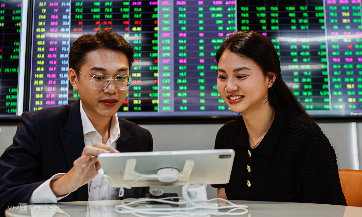 Cổ phiếu 'họ Vin' kéo VN-Index trở lại mốc 1.700 điểm 1 Co phieu ho Vin keo VN Index tro lai moc 1700