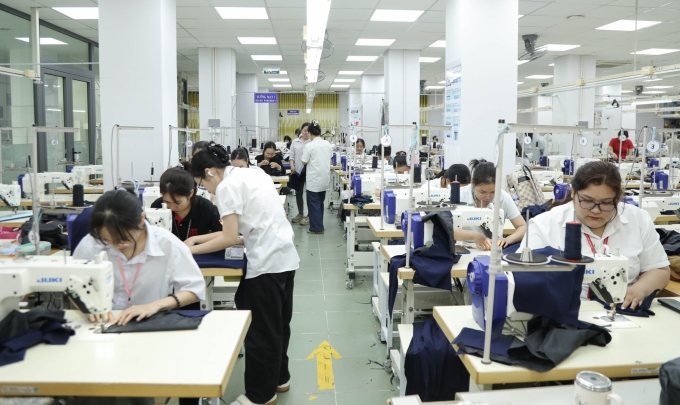 Sinh viên khoa Công nghệ may thời trang, trường Đại học Công nghiệp TP HCM, tập trung may đồng phục cho học sinh vùng lũ, ngày 29/11. Ảnh: IUH