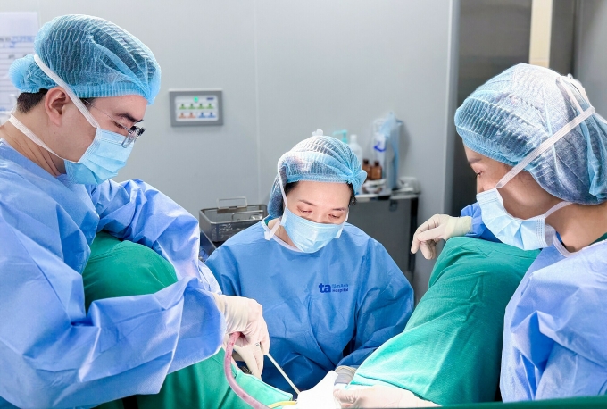 Tiến sĩ Liên (giữa) và bác sĩ Nghĩa (trái) phẫu thuật trị són tiểu cho chị Hằng. Ảnh: Bệnh viện Đa khoa Tâm Anh