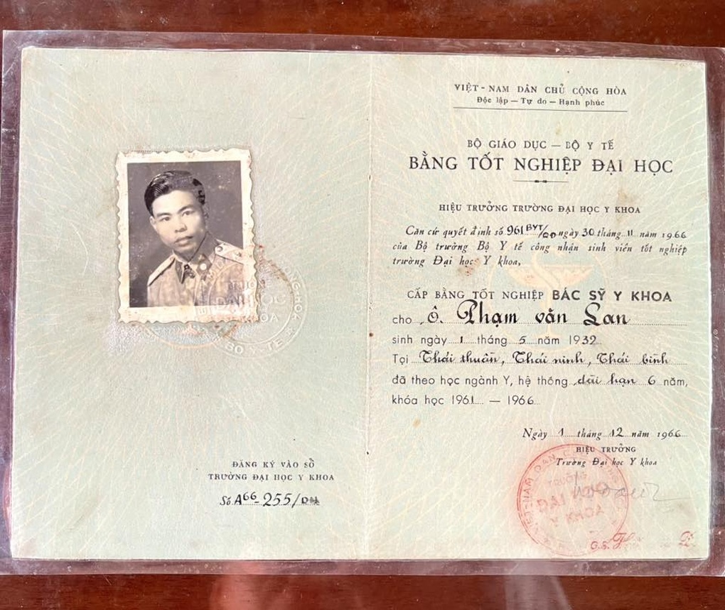 Con cháu khoe bằng đại học của cha ông, dân mạng muốn lao ngay đi học - 1