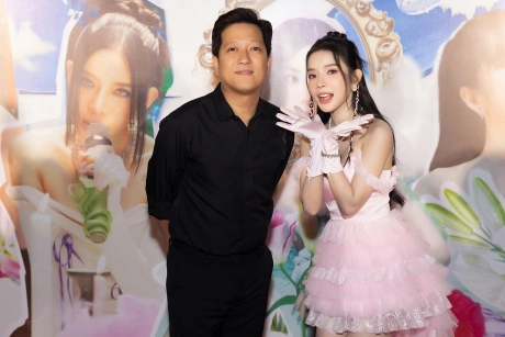 "Con gái" Trường Giang là nàng thơ mới của Trấn Thành, đẹp siêu thực như AI, eo nhỏ 56cm vạn người mê 3 LyLy và Trường Giang có mối quan hệ thân thiết sau khi tham gia gameshow, cô gọi nam nghệ sĩ là ba’ một cách gần gũi, còn Trường Giang nói xem cô như con gái.