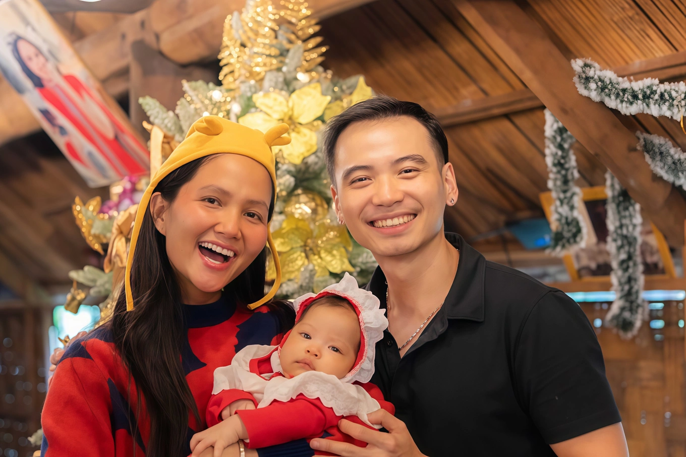 Con gái của H'Hen Niê khoe chân dài, nằm ngoan khi chụp ảnh, gia đình người Ê Đê đứng hát, cổ vũ hết mình 4 Gia đình nàng hậu chụp bộ ảnh đón Giáng sinh sớm.