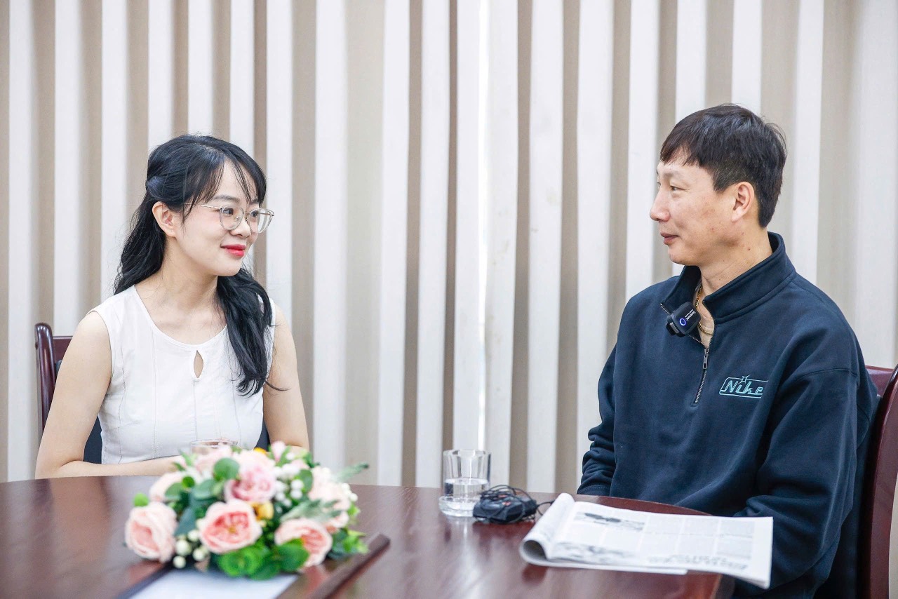 4 cuộc phỏng vấn của PV Thanh Niên và HLV Kim Sang-sik: Con người khác phía ngoài sân cỏ- Ảnh 3.