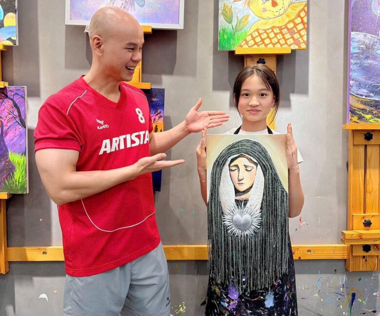 Phan Đinh Tùng tự hào về ái nữ khi Noel nhận giải nhất trong cuộc thi vẽ tranh.