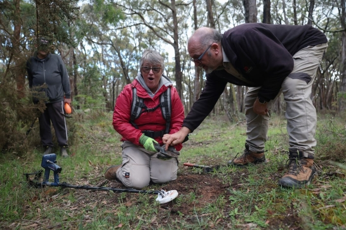 Bà Vicki Plumridge mừng rỡ khi hướng dẫn viên nói rằng bà đào được vàng. Ảnh: Reuters