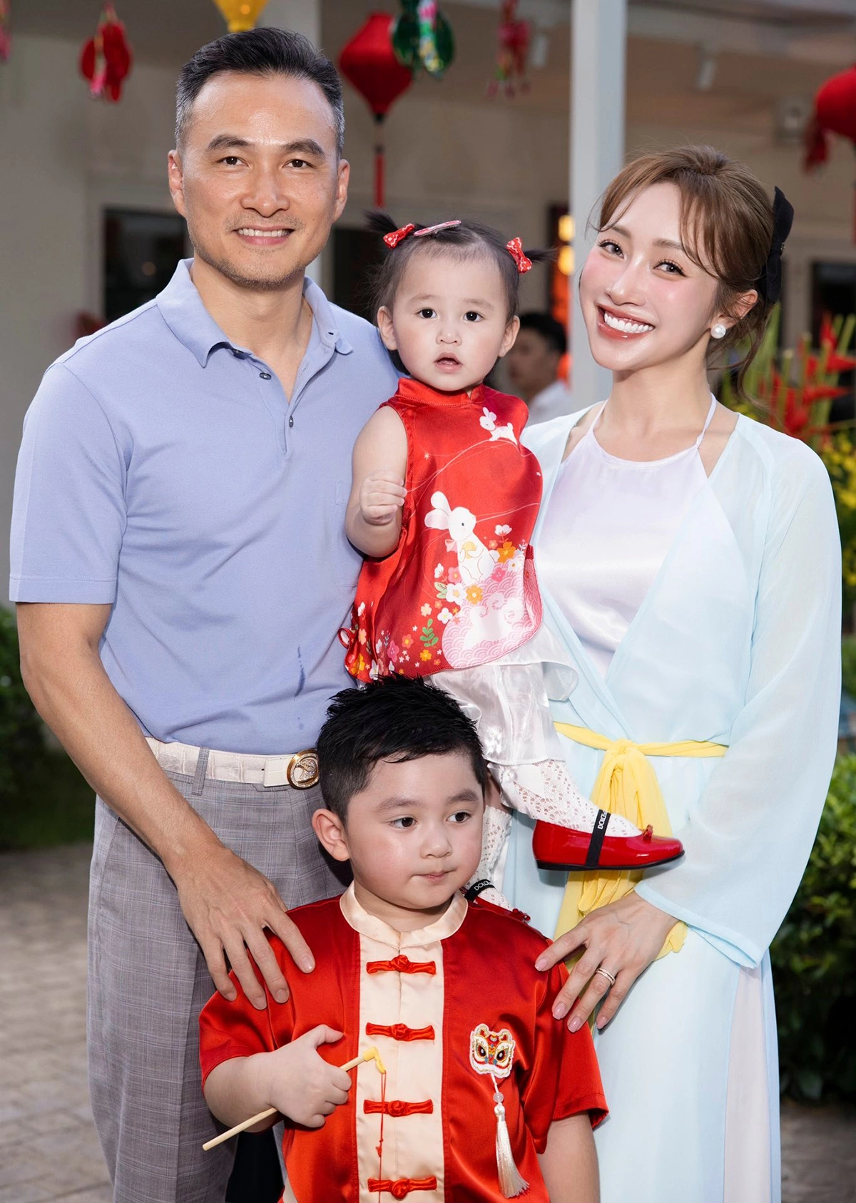 Chi Bảo - Lý Thùy Chang hạnh phúc bên 2 con đủ nếp, đủ tẻ.