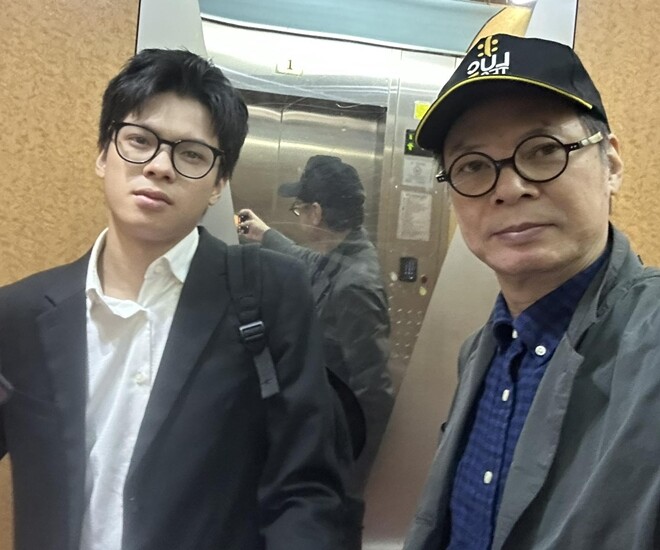 Con trai NSND Trần Lực đi đóng phim phải nghỉ học 1 tháng nhưng thi vẫn đạt 10, ngoại hình được khen điển trai hơn bố 1 NSND Trần Lực tự hào khi quý tử dù bận rộn đóng phim nhưng vẫn giữ được thành tích học tập tốt.