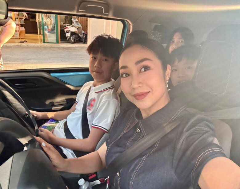 Con trai Ốc Thanh Vân ngại ngùng không muốn để mẹ hôn, 14 tuổi trổ mã cao lớn "dư sức" bế phụ huynh 9 Ốc Thanh Vân đưa con đi học mỗi sáng.
