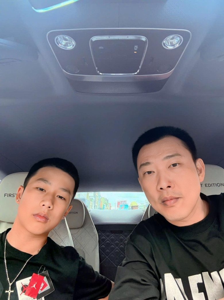 Con trai Ốc Thanh Vân ngại ngùng không muốn để mẹ hôn, 14 tuổi trổ mã cao lớn "dư sức" bế phụ huynh 5 Quý tử đầu lòng của Ốc Thanh Vân được nhận xét là bản sao của bố.