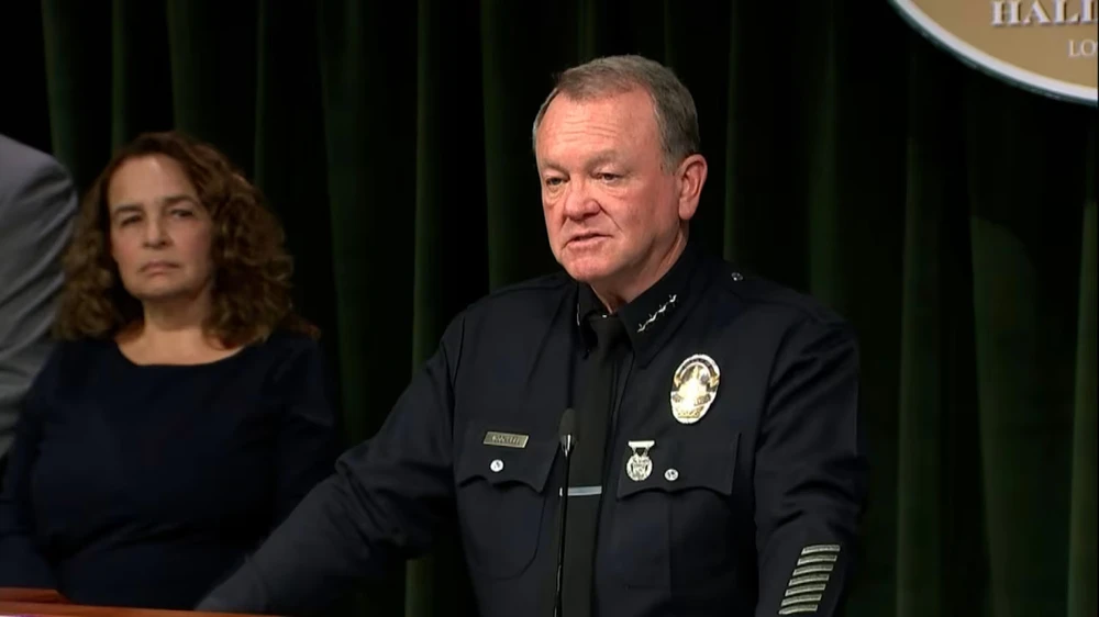 Cảnh sát trưởng Los Angeles - ông Jim McDonnell trong cuộc họp báo hôm 16-12. Ảnh: CNN/KABC 1712 Con trai đạo diễn Rob Reiner bị truy tố tội giết bố mẹ, có tình tiết tăng nặng nhưng khó tử hình (1).jpg