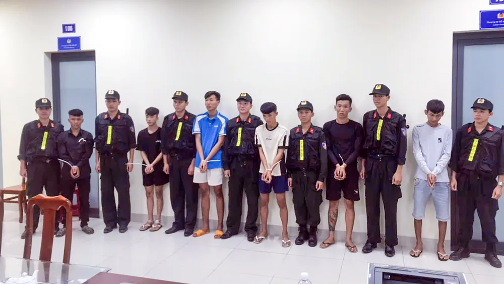 Cơ quan CSĐT Công an tỉnh An Giang đã tạm giữ hình sự sáu nghi phạm về hành vi giết người và gây rối trật tự công cộng. cong-an-an-giang-bang-nhom-cho-moi-1.jpg