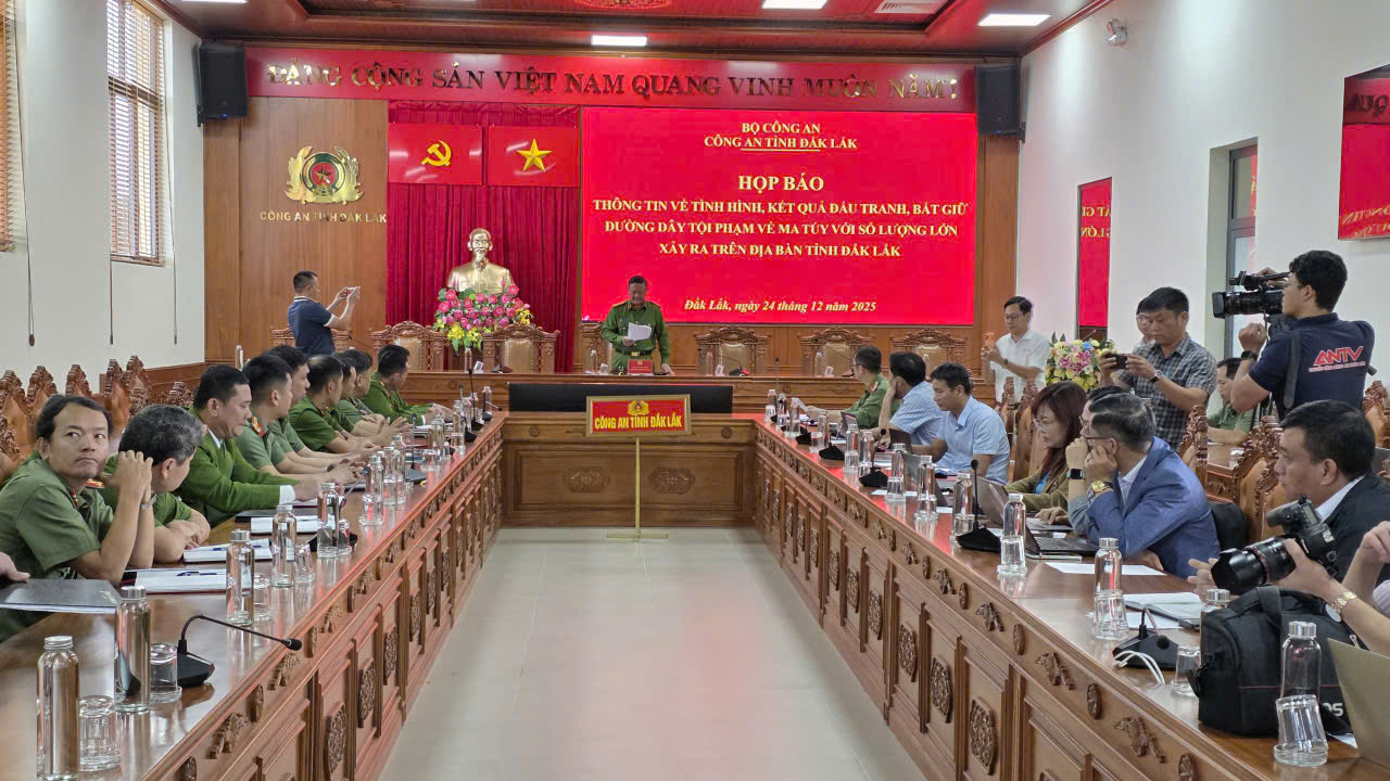 Họp báo công bố triệt phá đường dây buôn bán ma túy khủng, thu giữ 2 khẩu súng - Ảnh 1.