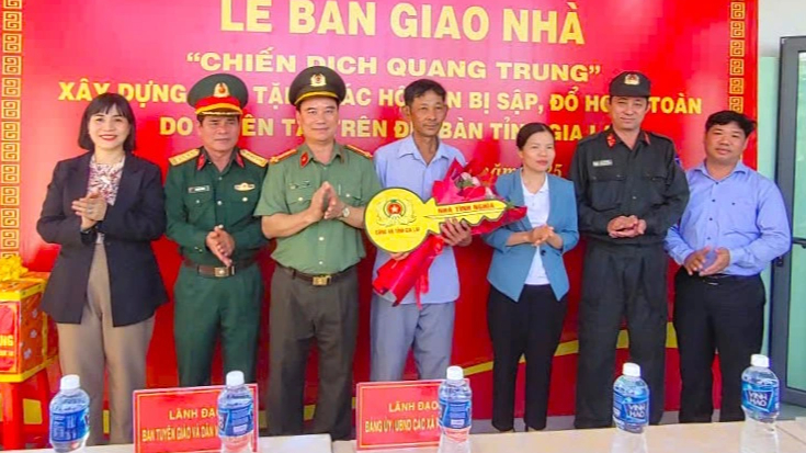 Công an Gia Lai bàn giao 2 căn nhà đầu tiên trong 'Chiến dịch Quang Trung'- Ảnh 2.