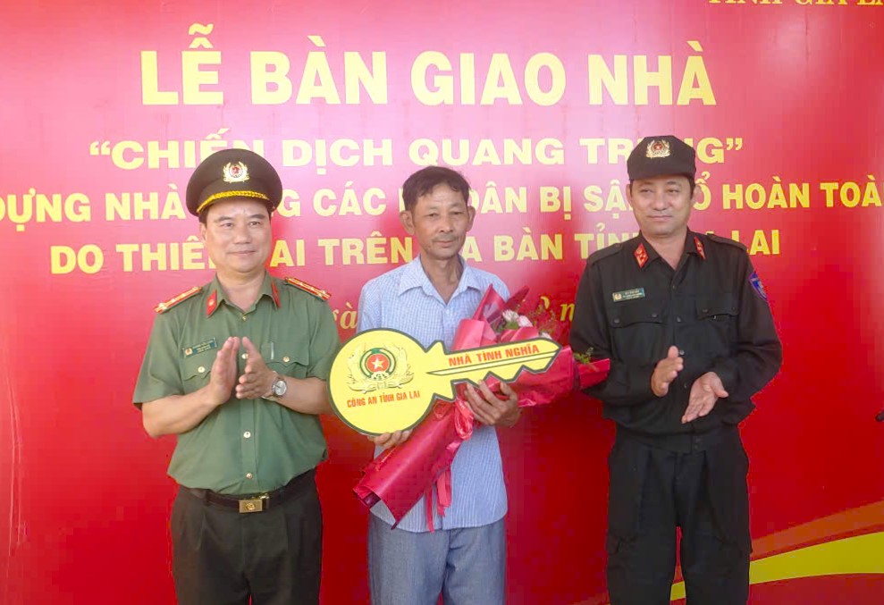 Công an Gia Lai bàn giao 2 căn nhà đầu tiên trong 'Chiến dịch Quang Trung'- Ảnh 1.
