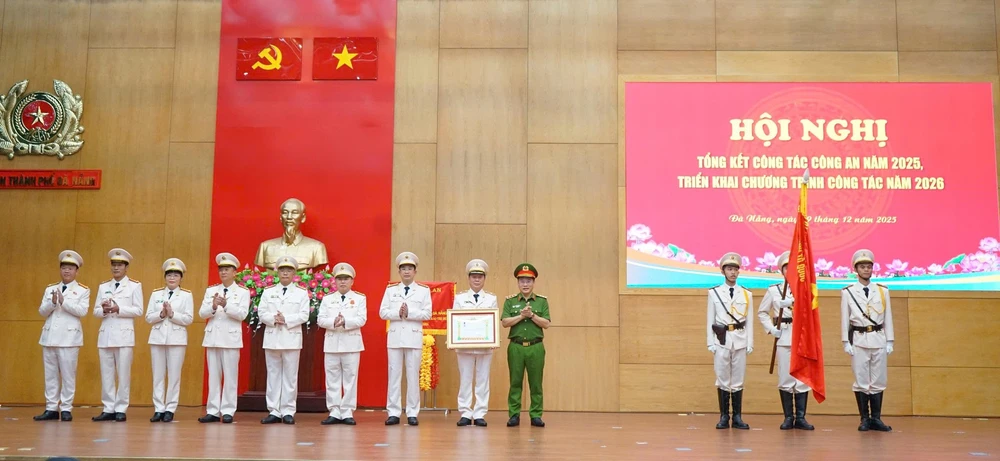 Thừa ủy quyền của Chủ tịch nước CHDCND Lào, Thượng tướng Nguyễn Văn Long, Thứ trưởng Bộ Công an, trao Huân chương Lao động hạng 3 của Nhà nước Lào tặng Công an TP Đà Nẵng. Ảnh: CA da-nang.jpg