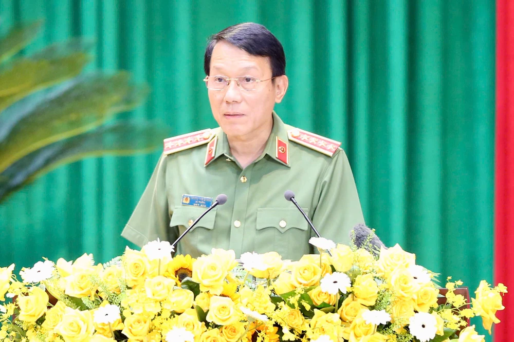 Đại tướng Lương Tam Quang, Bộ trưởng Bộ Công an phát biểu tại hội nghị. Ảnh: CA bo-truong-luong-tam-quang-cong-an-tp-hcm-phai-tro-thanh-diem-sang-cua-cong-an-ca-nuoc (13).jpg