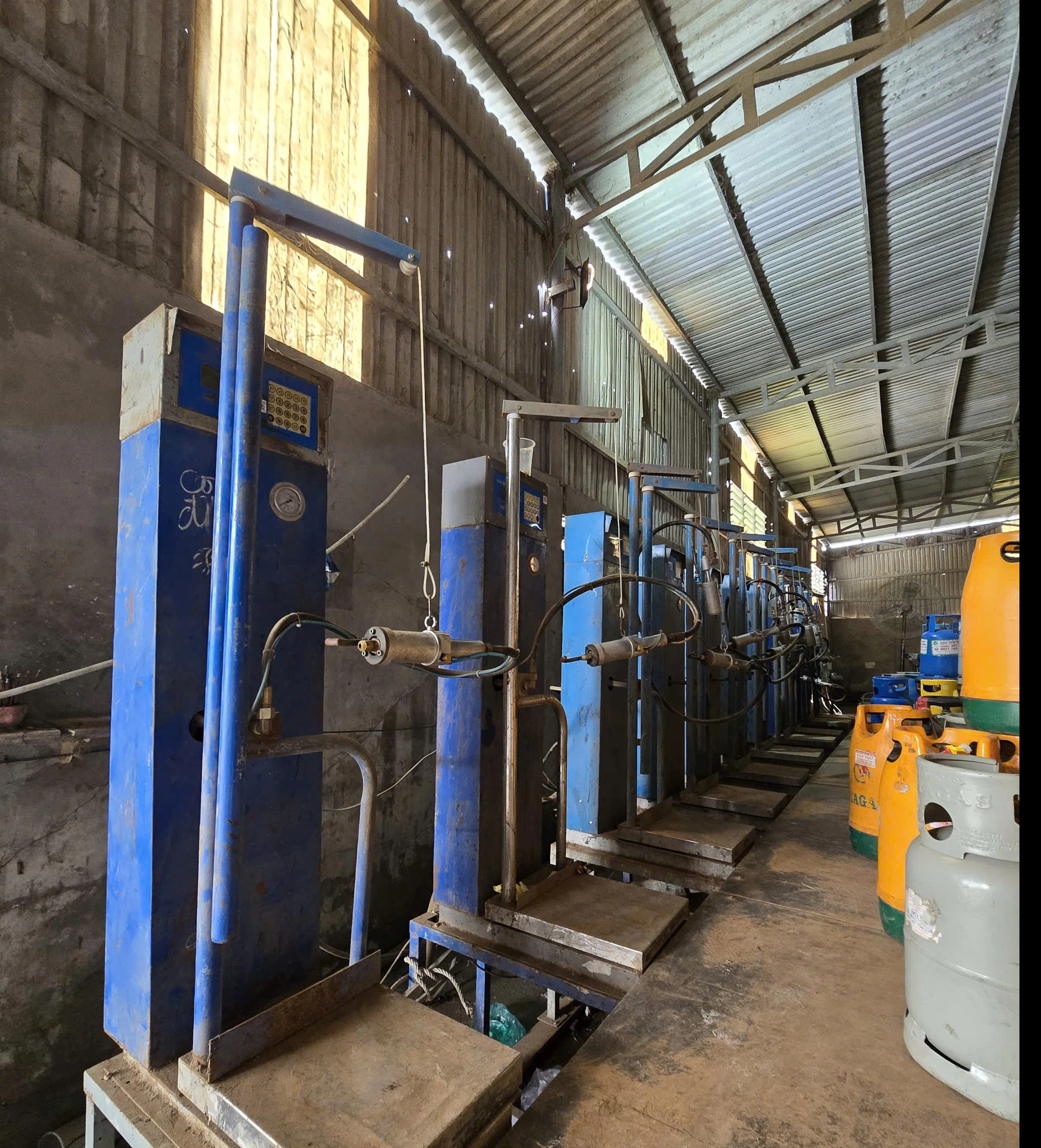 Công an TP.HCM khởi tố 4 bị can trong đường dây gas giả quy mô lớn- Ảnh 2.