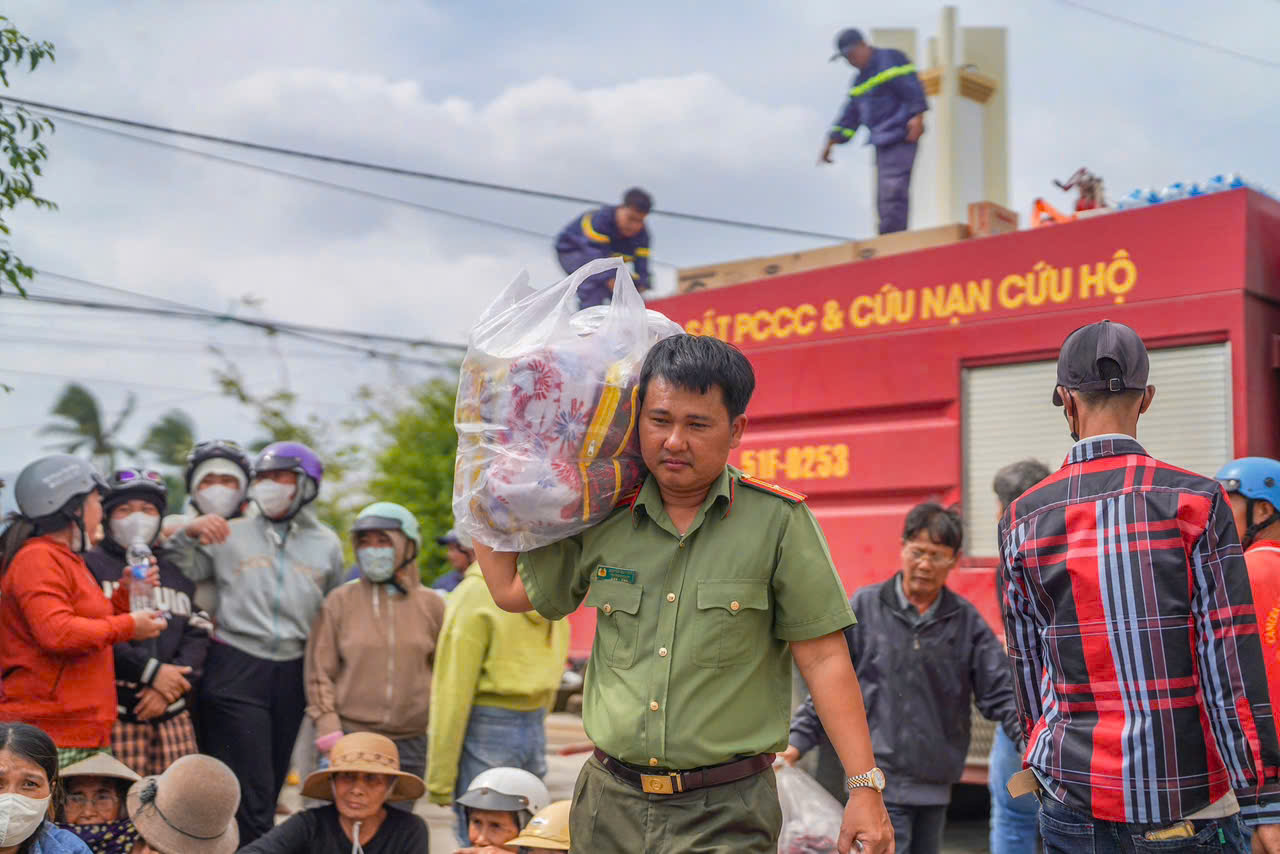 Công an TP.HCM mang nghĩa tình đến bà con vùng lũ - Ảnh 1.