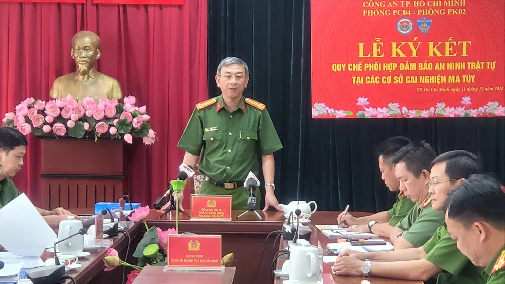 Đại tá Trần Hồng Minh, Phó Giám đốc Công an TP.HCM phát biểu tại buổi lễ. Ảnh: CA cong-an-tp-hcm-tang-cuong-canh-sat-co-dong-bao-ve-6-co-so-cai-nghien (2).jpg