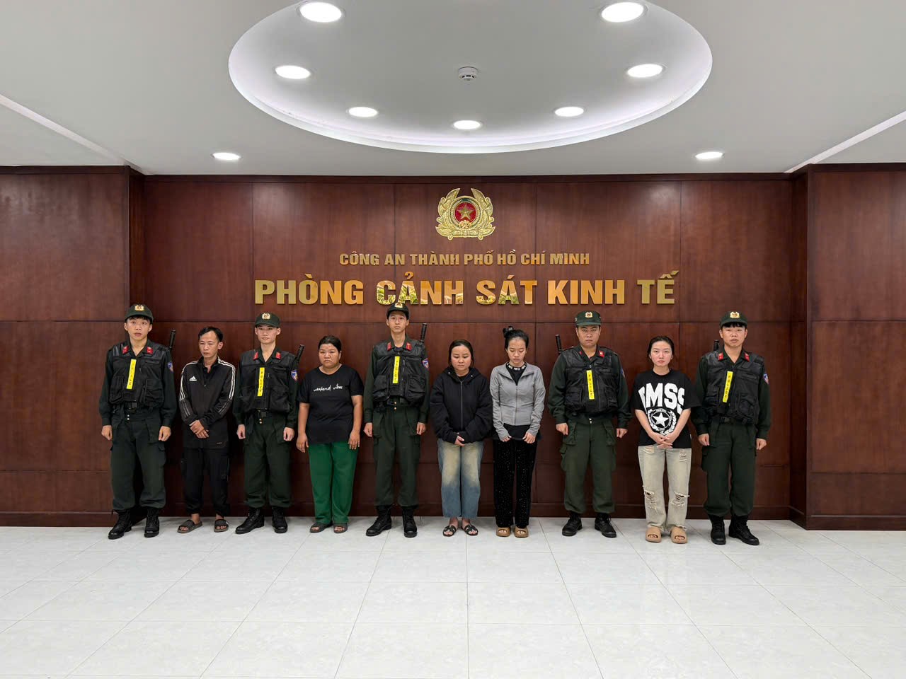 Công an TP.HCM triệt phá đường dây sản xuất dầu gió giả bằng hóa chất- Ảnh 1.