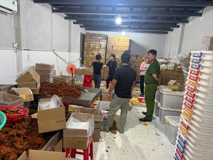 Công an TP.HCM xử lý hàng loạt cơ sở vi phạm an toàn thực phẩm, phạt hơn 1,6 tỉ đồng - Ảnh 1.