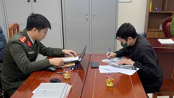 Công an Thanh Hóa xử lý người chia sẻ bài viết, video của Lê Trung Khoa- Ảnh 1. Công an Thanh Hóa xử lý người chia sẻ bài viết, video của Lê Trung Khoa- Ảnh 1.