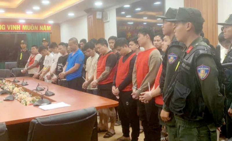 Công an Việt Nam phối hợp công an Campuchia bắt nhóm lừa đảo lớn giả mạo Vingroup, Doji 1 Campuchia - Ảnh 1.