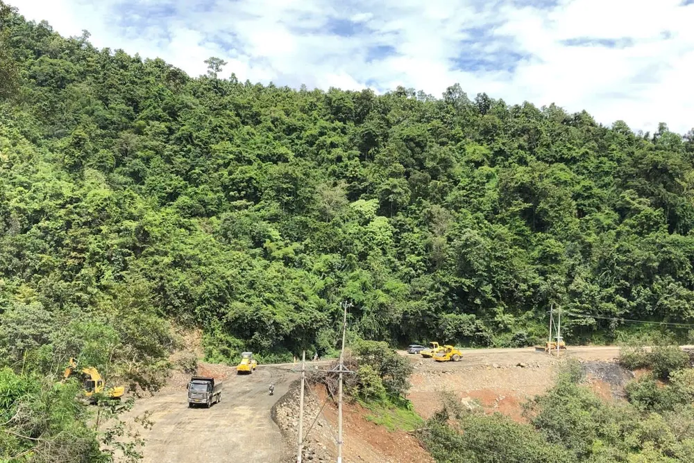 Khu vực đèo Đại Ninh luôn có nhiều phương tiện chở vật liệu thi công Quốc lộ 28B. Ảnh: PN đèo Đại Ninh