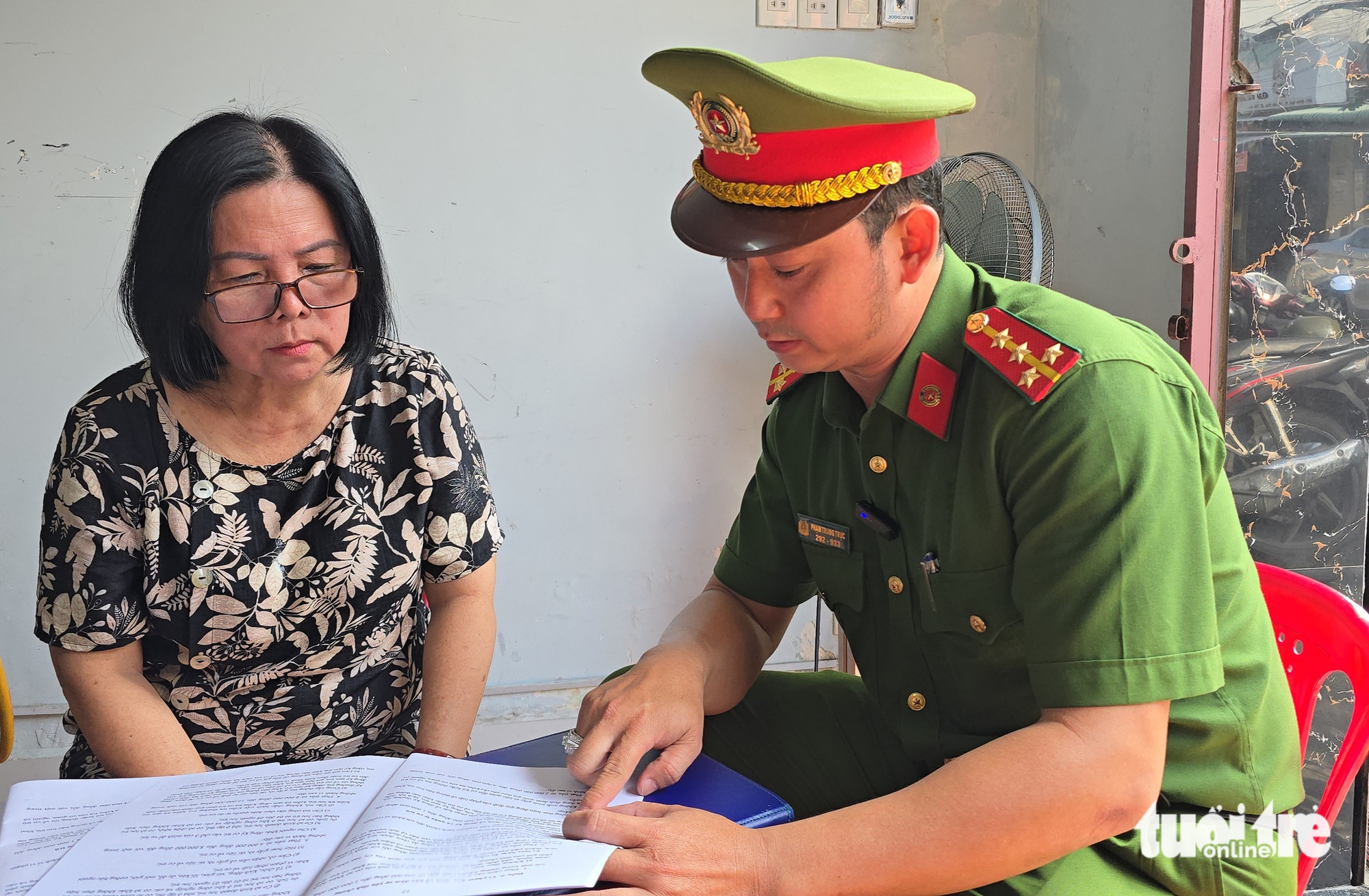 Công an phường Thủ Đức 'đến từng khu trọ, gõ từng khách sạn' tuyên truyền đăng ký cư trú 1 Công an phường Thủ Đức 'đến từng khu trọ, gõ từng khách sạn' tuyên truyền đăng ký cư trú - Ảnh 1.