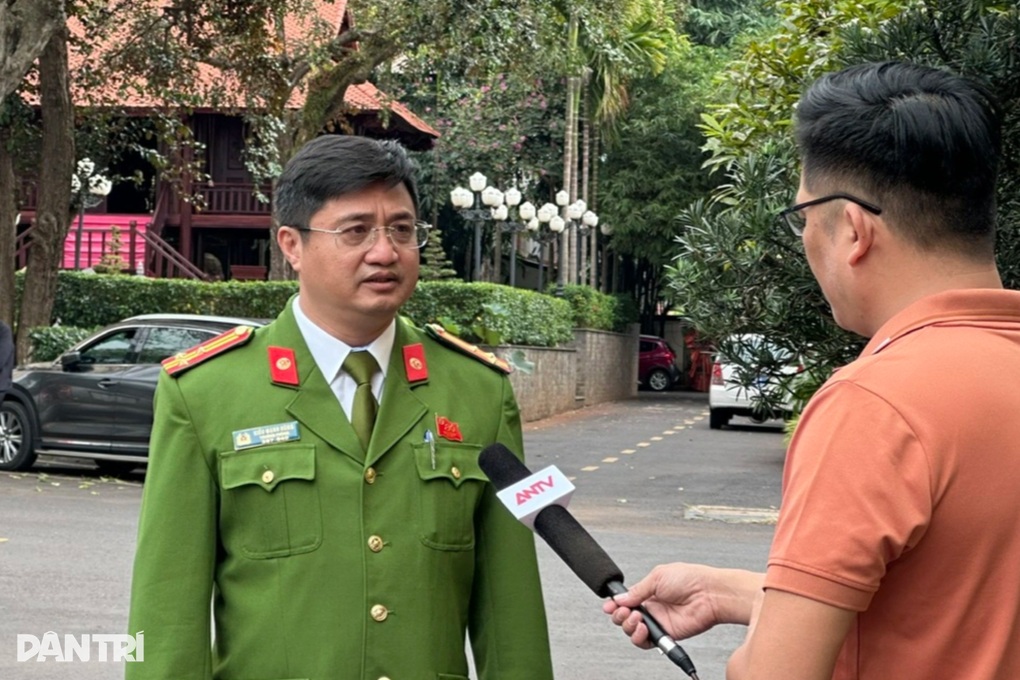 Công an sử dụng 4 chó nghiệp vụ cùng 2 xe múc xới đất tìm ma túy - 2