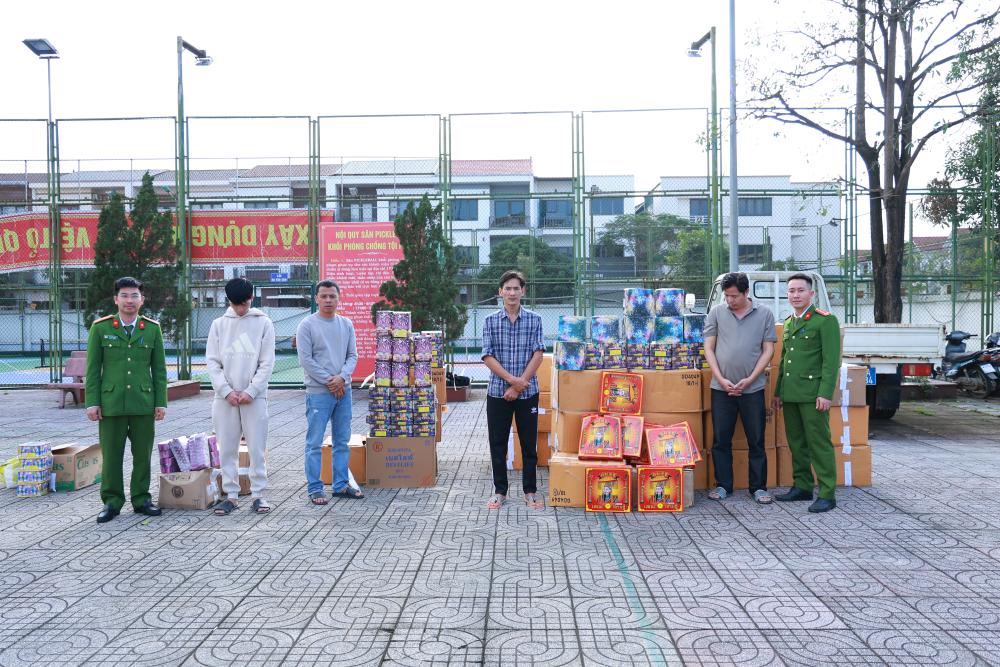 Công an triệt phá đường dây buôn bán pháo nổ quy mô lớn tại Hà Tĩnh - Ảnh 1.