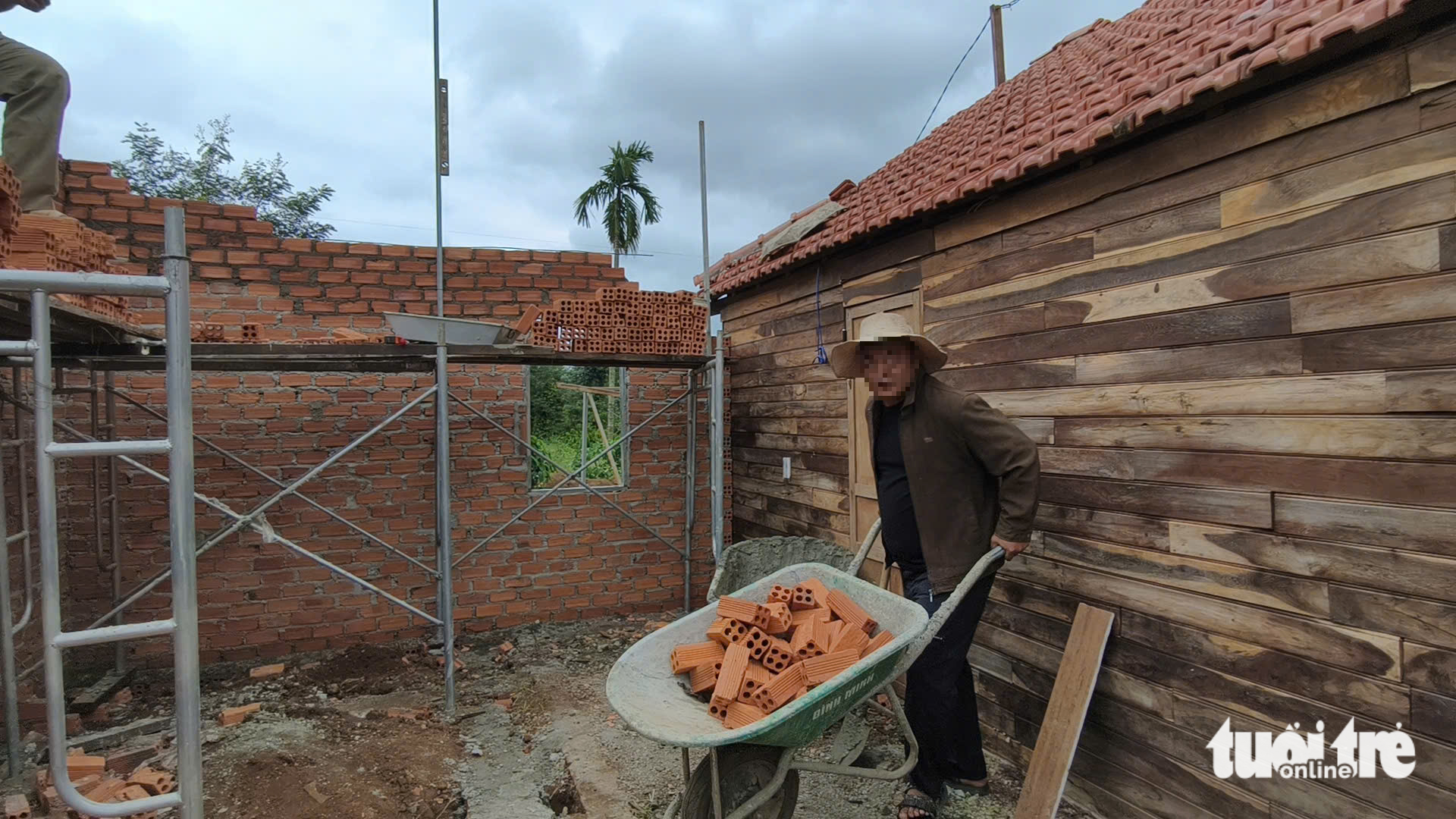 Công an xác minh dấu hiệu hành hạ con đối với người cha xích chân con gái 1 xích chân - Ảnh 1.