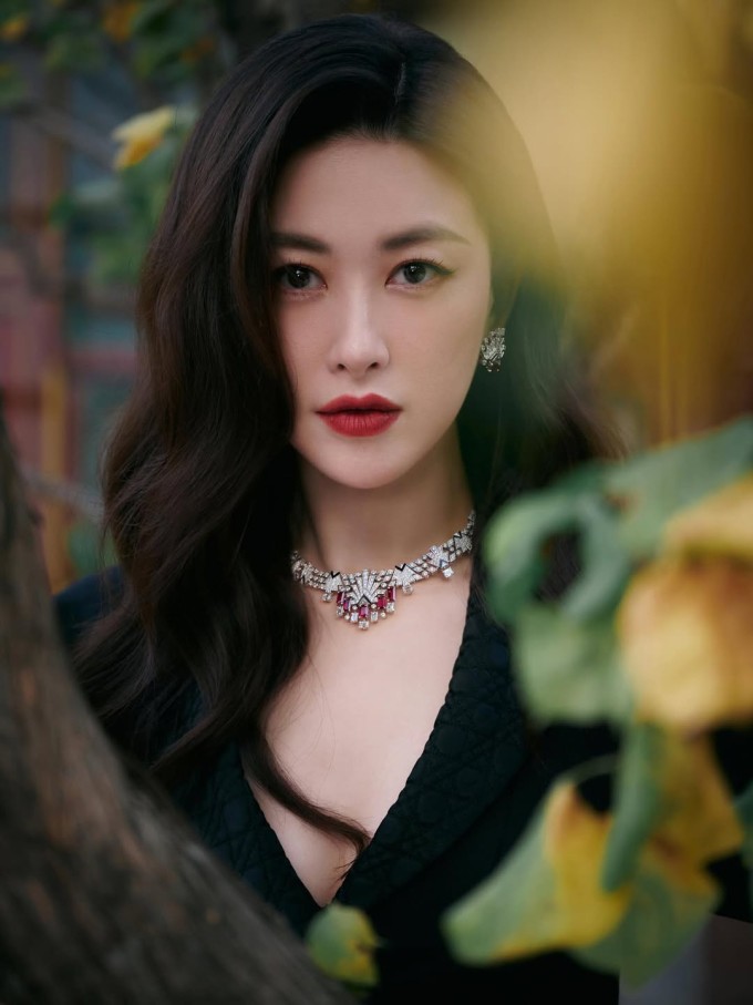 Nhờ nền tảng gia đình, học vấn cùng nhan sắc thanh lịch và thần thái quý phái, Chu Châu được truyền thông và công chúng ưu ái gọi là 'Công chúa Bắc Kinh'.