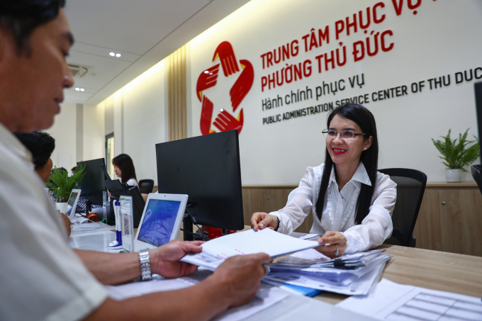 Cán bộ giải quyết thủ tục hành chính cho người dân tại Trung tâm hành chính công phường Thủ Đức, TP HCM, tháng 7/2025. Ảnh: Quỳnh Trần