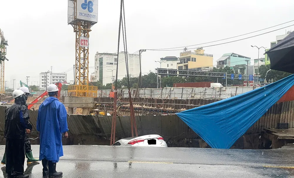 "Hố tử thần" bất ngờ xuất hiện nuốt chửng hai xe ô tô ở Đà Nẵng. Ảnh: TẤN VIỆT ho-tu-than.jpg
