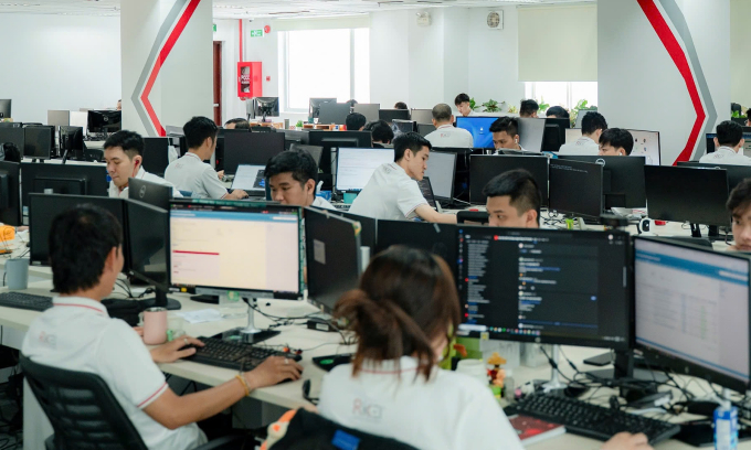 Kỹ sư Rikkeisoft tại văn phòng ở Việt Nam. Ảnh: Thu Hường