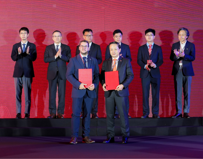 Ông Bùi Hoàng Tùng - CEO RKTech (bên phải, hàng trên) trong buổi ký kết. Ảnh: Thu Hường