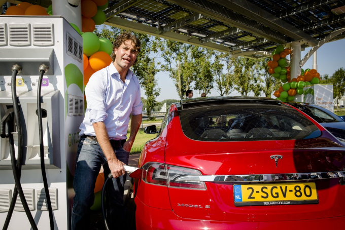 Mark Scheurs, đồng sáng lập kiêm Giám đốc vận hành MisterGreen, tại lễ khai trương trạm sạc nhanh đầu tiên dành cho xe điện. Ảnh: ANP