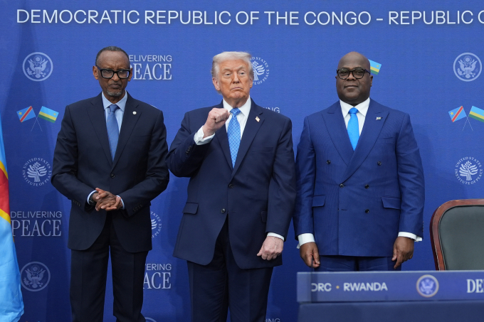 Tổng thống Mỹ Donald Trump (giữa) cùng Tổng thống Cộng hòa Dân chủ Congo Felix-Antoine Tshisekedi và Tổng thống Rwanda Paul Kagame  tại Viện Hòa Bình Mỹ ngày 4/12. Ảnh: AP