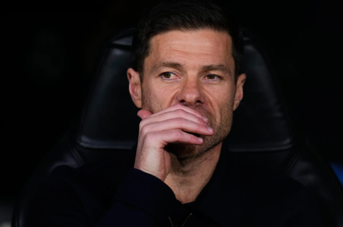 HLV Xabi Alonso phản ứng trong trận Real thua Man City 1-2 ở lượt sáu vòng bảng Champions League trên sân Bernabeu, Madrid, Tây Ban Nha ngày 10/12/2025. Ảnh: AP