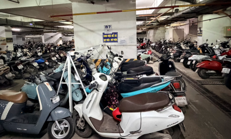 Chung cư 40.000 dân ở Hà Nội cấm gửi xe điện: Cư dân bức xúc, luật sư chỉ ra điểm “vô lý”- Ảnh 1.