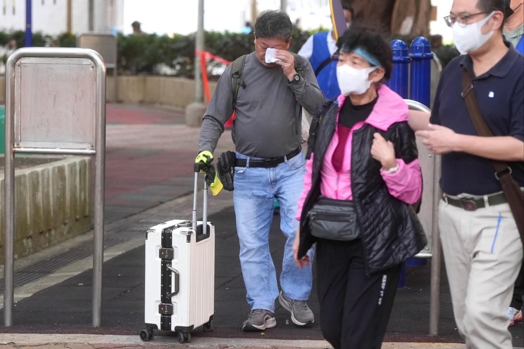 Cư dân chật vật sau vụ cháy chung cư ở Hong Kong - 1