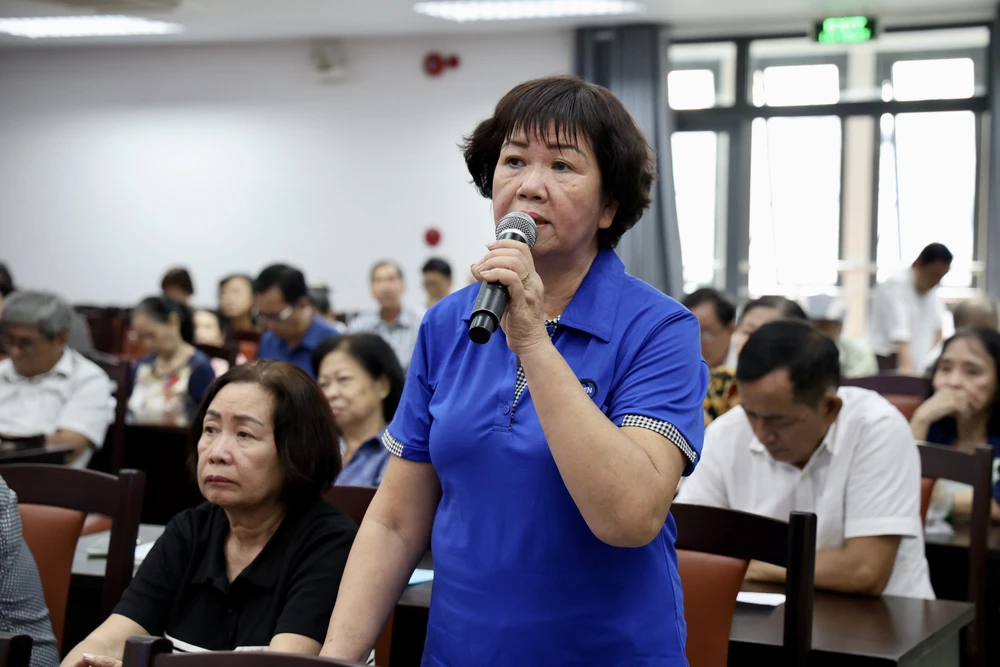 Bà Trần Thị Hoàng (phường Đức Nhuận) phản ánh tình trạng quá tải trường học tại TP.HCM. Ảnh: BẢO PHƯƠNG cu-tri-1.JPG