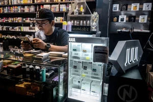 WHO báo động thực trạng thanh thiếu niên hút thuốc lá điện tử nhiều hơn người lớn