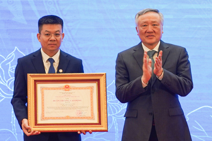 Cục trưởng Nguyễn Hồng Thắng (trái) đại diện Cục Bưu điện Trung ương nhận Huân chương Lao động hạng Ba do Phó thủ tướng Nguyễn Hòa Bình trao, chiều 2/12/2025. Ảnh: Lưu Quý