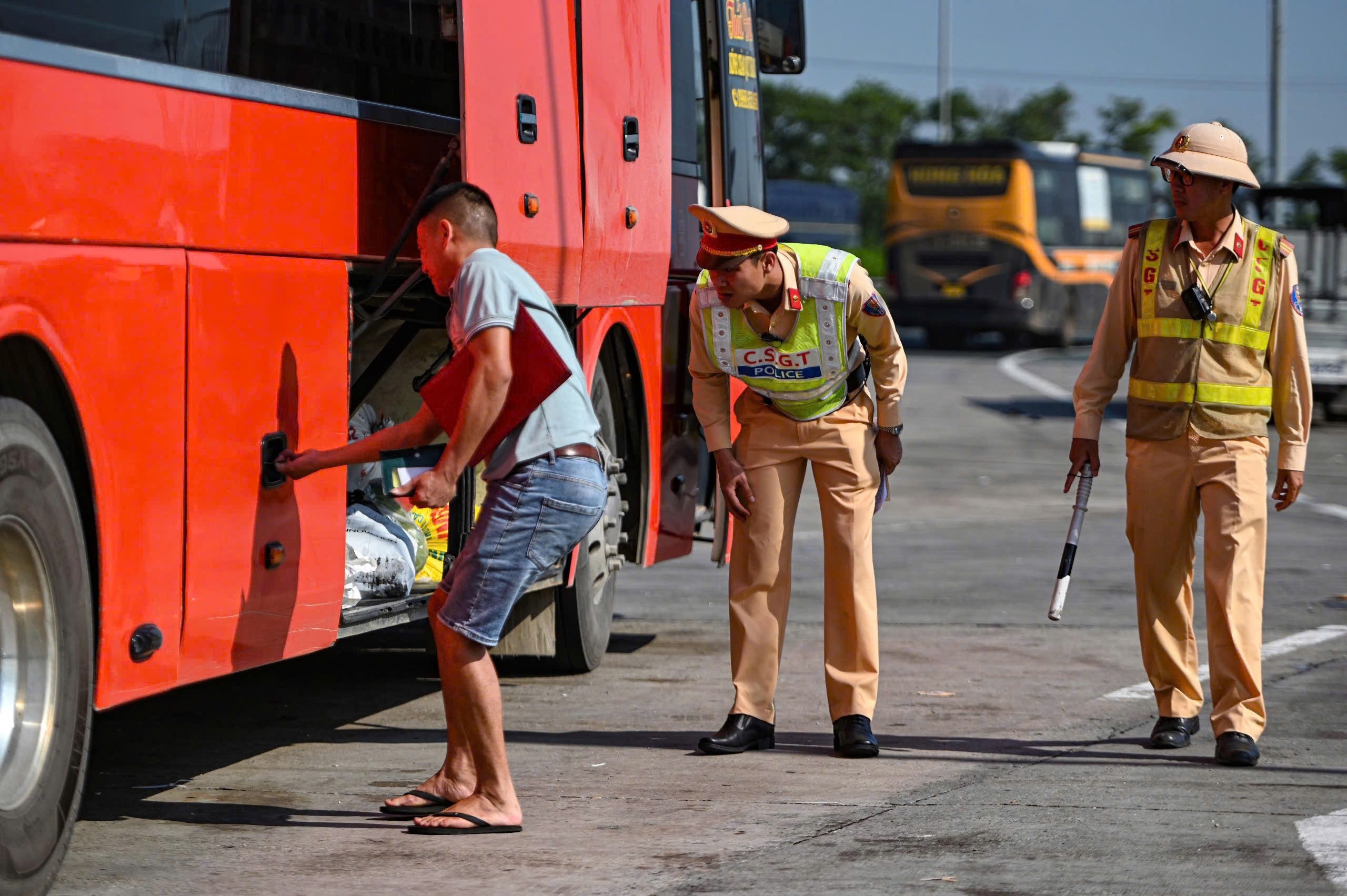 Cục CSGT bắt đầu kiểm soát xe khách trên tất cả các tuyến cao tốc - Ảnh 1.