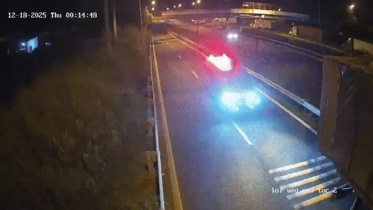 Cục CSGT nói về nguyên nhân và những điều cần làm rõ sau vụ 3 người chết trong xe cứu thương cháy 1 xe cứu thương - Ảnh 1.